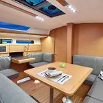 Sleep Aboard A Modern Sailboat In 船上ホテル オエイラス