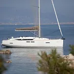 Sleep Aboard A Modern Sailboat In 船上ホテル