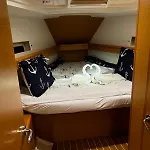 Sleep Aboard A Modern Sailboat In 船上ホテル オエイラス