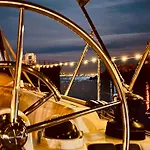 Sleep Aboard A Modern Sailboat In オエイラス