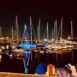 Sleep Aboard A Modern Sailboat In * オエイラス