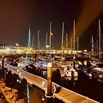 Sleep Aboard A Modern Sailboat In 船上ホテル オエイラス