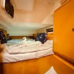 Sleep Aboard A Modern Sailboat In * オエイラス
