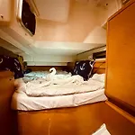 船上ホテル Sleep Aboard A Modern Sailboat In *
