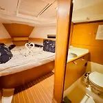 Sleep Aboard A Modern Sailboat In オエイラス