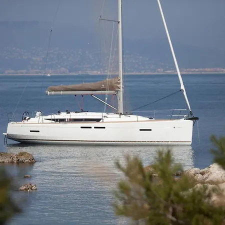 Sleep Aboard A Modern Sailboat In 船上ホテル