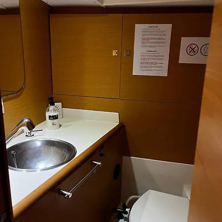 船上ホテル Sleep Aboard A Modern Sailboat In *