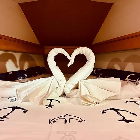 Sleep Aboard A Modern Sailboat In 船上ホテル オエイラス
